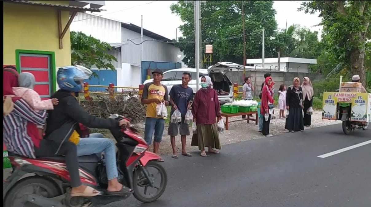 PT Seger Argo Nusantara Bersama SKB Bagikan Takjil Kepada Pengguna Jalan Raya dan Masyarakat