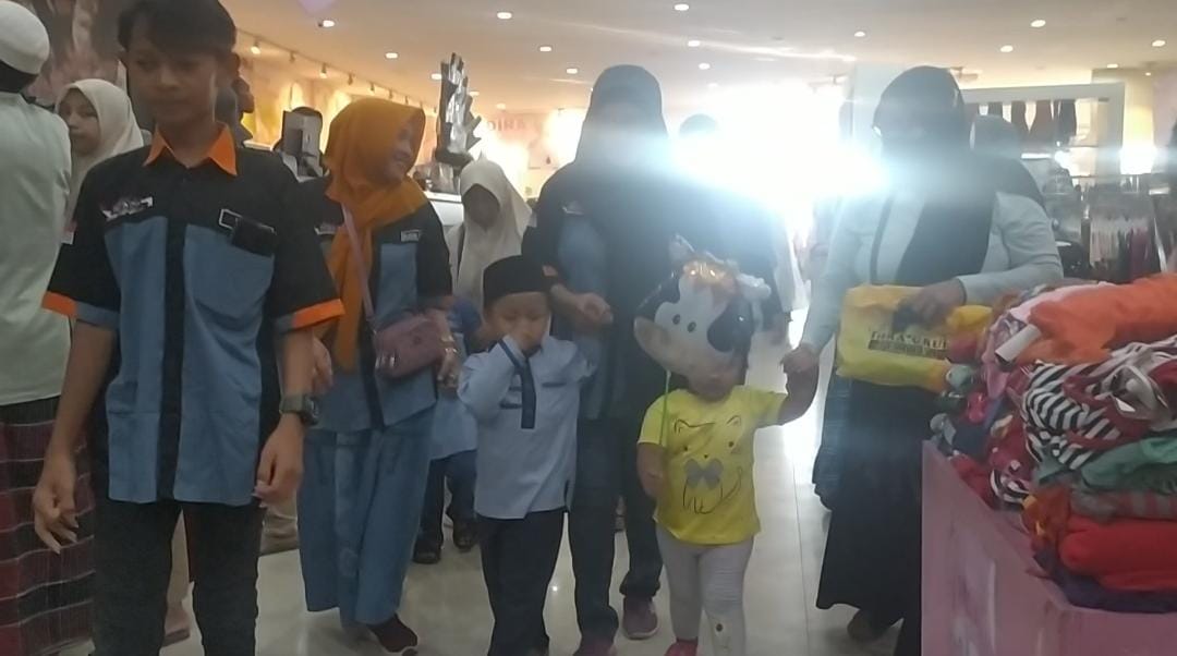 Akhir Ramadan, SKB Ajak Anak Yatim Belanja Baju Lebaran dan Bagi Sembako Untuk Duafa